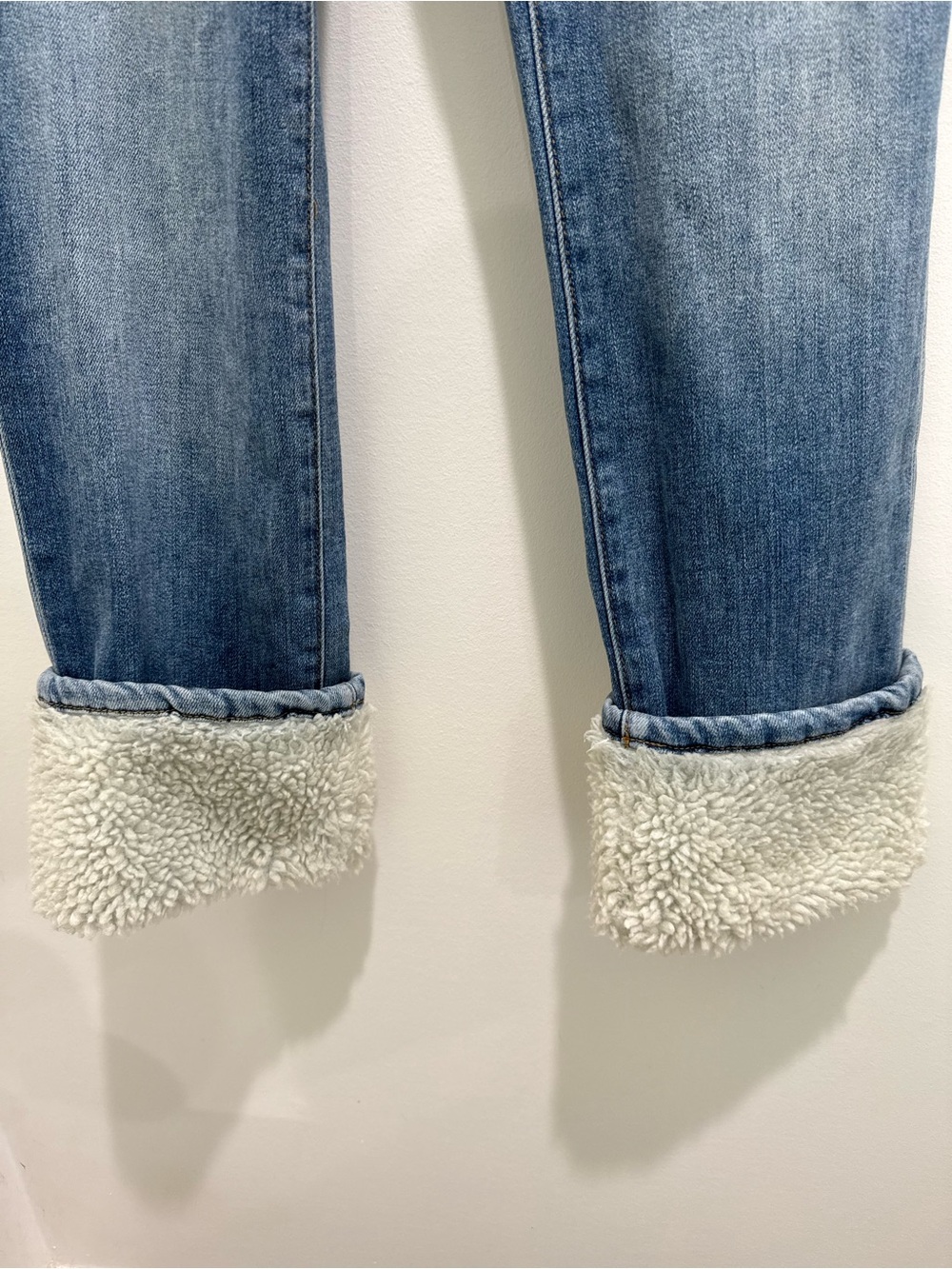 Judy Blue JB88890 High Waist Shearling Cuff Straight Leg Jeans Size 3/26 - Picture 3 of 9